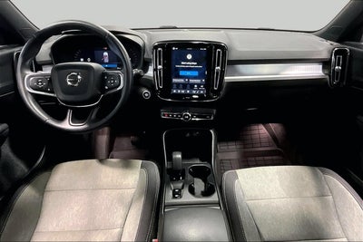 2025 Volvo XC40 Core Bright Theme