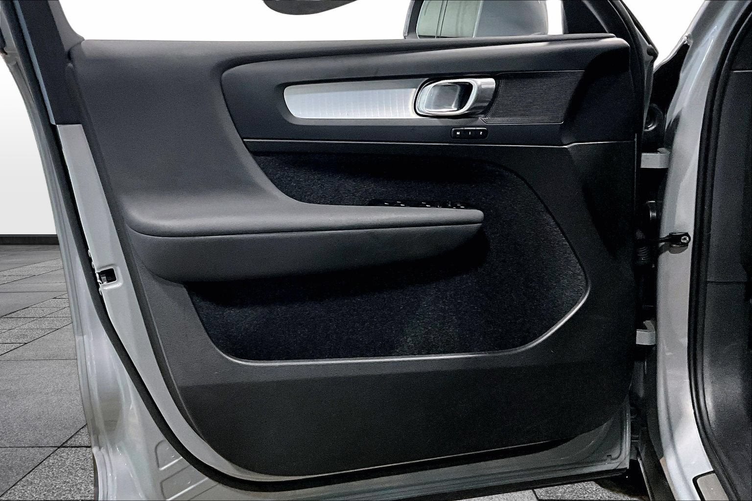 2025 Volvo XC40 Core Bright Theme