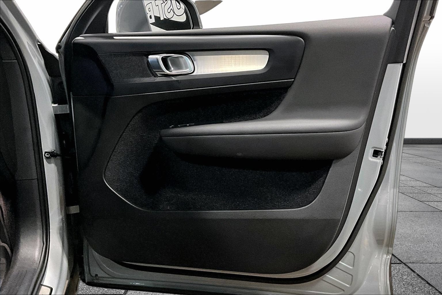 2025 Volvo XC40 Core Bright Theme