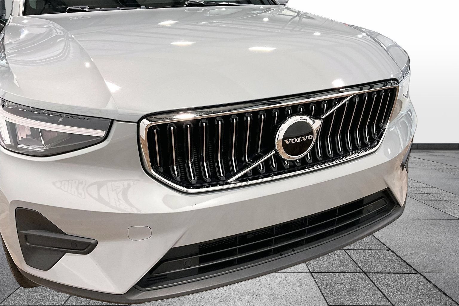 2025 Volvo XC40 Core Bright Theme